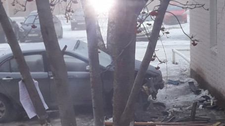 В Бузулуке иномарка &laquo;припарковалась&raquo; прямо на лавочке во дворе