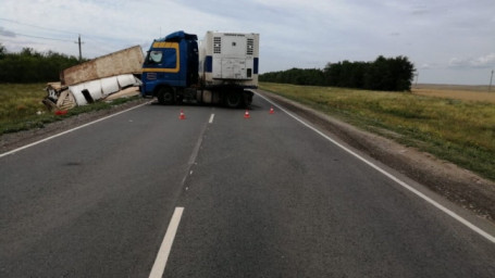 В Первомайском районе столкнулись два большегруза, один из водителей погиб