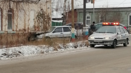 В Бузулуке легковушка на скорости врезалась в жилой дом