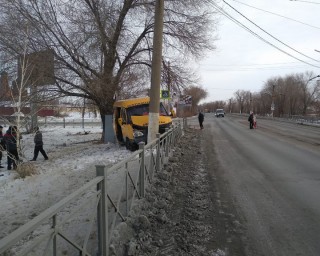 В Орске &laquo;маршрутка&raquo; врезалась в столб, пострадали три пассажира
