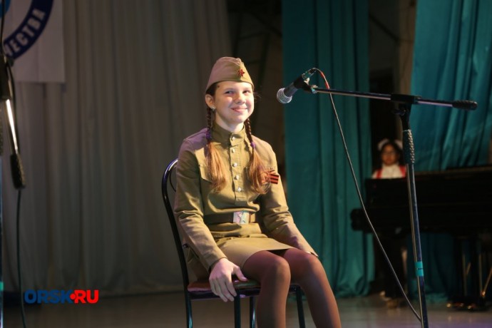 Девочка растрогала зрителей стихотворением о войне