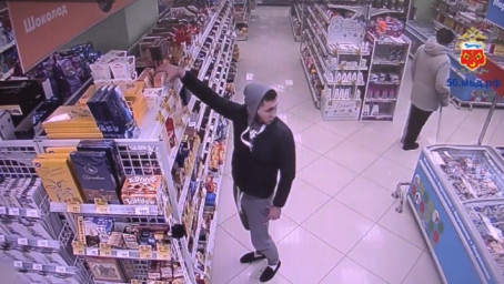 В Бузулуке парни средь бела дня обокрали крупный супермаркет (видео)