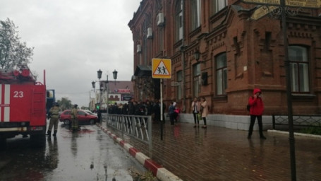 В Бузулуке эвакуировали несколько десятков школьников