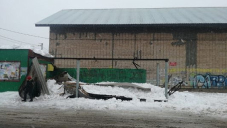 В центре Бузулука "неумная" остановка пострадала от снега