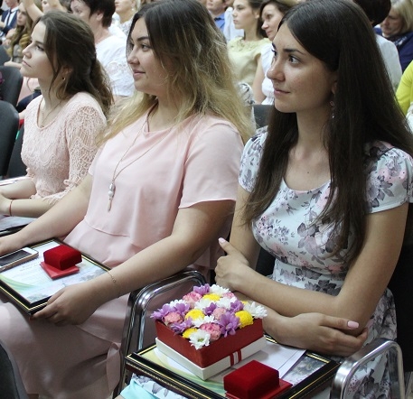 Школу с медалью окончили 42 выпускника