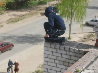 В Кувандыке школьник упал с крыши, зацепив руками электропровод