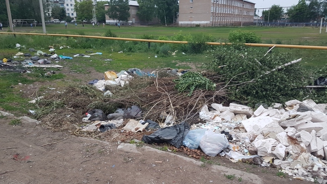 В Бузулуке мусор заполоняет целый микрорайон