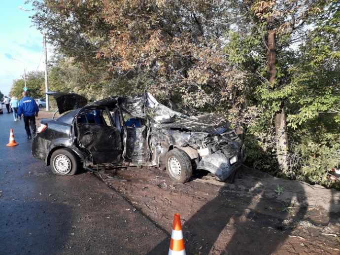 В Оренбурге иномарка врезалась в дерево: два человека погибли