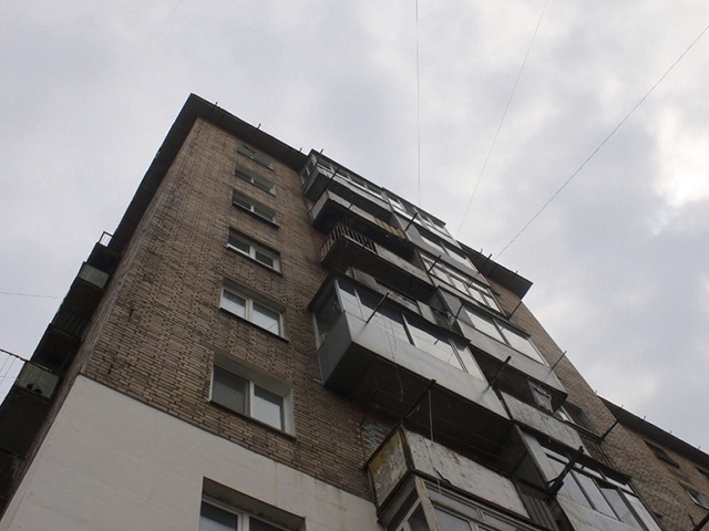Рабочий сорвался с крыши 6-этажного дома в Бугуруслане и погиб