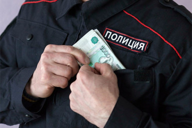 В Оренбурге при получении взятки задержали двух полицейских