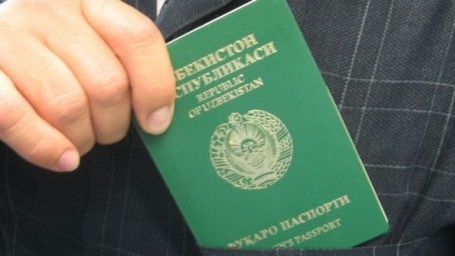Мигрант из Узбекистана пытался за тысячу рублей купить у полицейского "Справедливость"