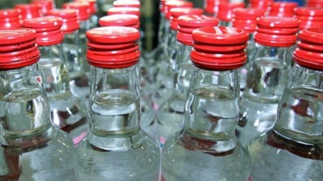 В Ташле мать и сына осудили за сто литров суррогатного спиртного&zwj;