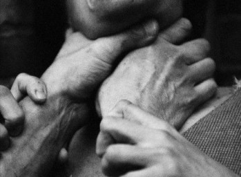 ​В Оренбургской области мужчина грозился задушить насмерть своего родственника в ходе ссоры