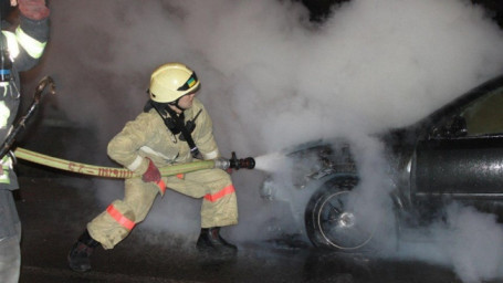 В Бузулукском районе во время движения загорелся автомобиль